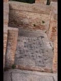 07992 ostia - regio v - insula ii - domus del protiro (v,ii,4-5) - raum 27 - korridor - bli ri norden - mosaik - 01-2024.jpg